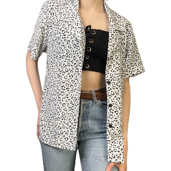3/$30 ⭐️ Vintage Black White Leopard Print Short Sleeve Button Shirt Notations - Picture 2 of 7